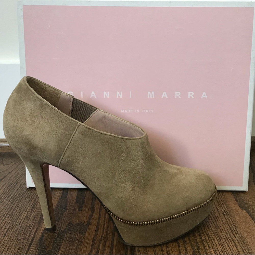 Women’s size 6 platform suede booties